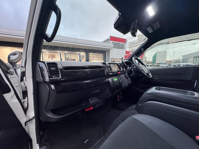 ハイエースバン スーパーGL ダークプライムII 4WD ディーゼル リフトアップ 両側パワースリアドドア バンパーガードオーバーフェンダー チッピング塗装 ベットキット デジタルインナーミラー 全方位モニター プッシュスタート LEDヘッドライト(47枚目)