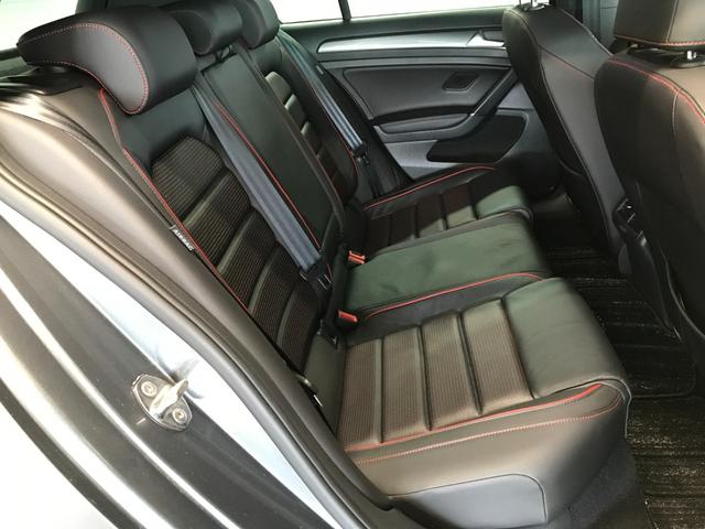ゴルフＧＴＩ ダイナミック　レザーＰＫＧ（レザーシート／パワーシート／シートヒーター）純正９インチナビ　フルセグＴＶ　Ｂカメラ　ＣＤ　ＤＶＤ　ＢＴオーディオ　ＵＳＢ　アップルカープレイ　追従クルコン　純正１８ＡＷ　ＥＴＣ（16枚目）