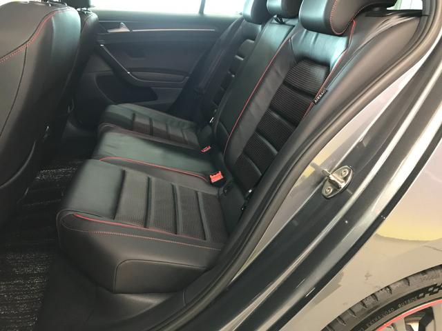 ゴルフＧＴＩ ダイナミック　レザーＰＫＧ（レザーシート／パワーシート／シートヒーター）純正９インチナビ　フルセグＴＶ　Ｂカメラ　ＣＤ　ＤＶＤ　ＢＴオーディオ　ＵＳＢ　アップルカープレイ　追従クルコン　純正１８ＡＷ　ＥＴＣ（17枚目）