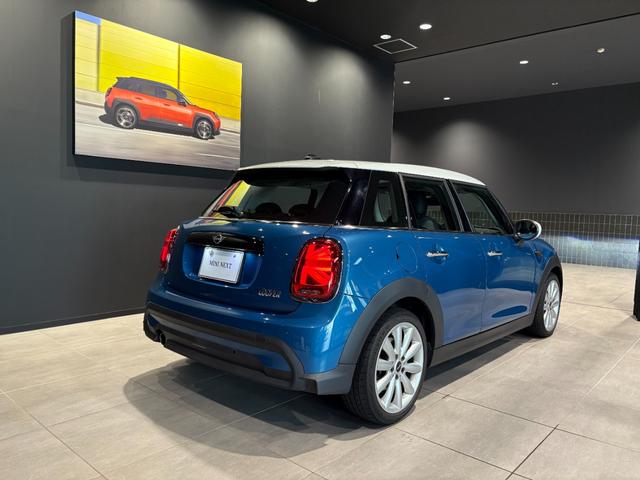 MINI クーパー エッセンシャル・トリム MINI正規ディーラー認定中古車 2年間走行距離無制限保証 5ドア DCT 禁煙車 ワンオーナー(8枚目)