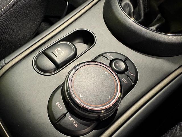 ＭＩＮＩ クーパーＤ　クロスオーバー　オール４　４ＷＤ　ＭＩＮＩ正規ディーラー認定中古車　２年間走行距離無制限保証（35枚目）