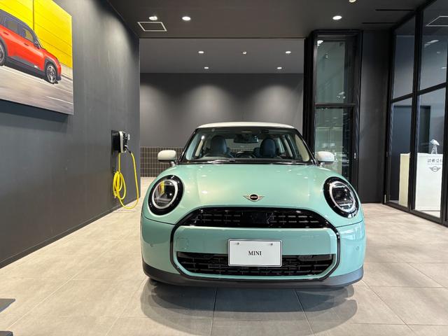 MINI クーパーC クラシック・トリム MINI正規ディーラー認定中古車 2年間走行距離無制限保証 3ドア DCT(2枚目)