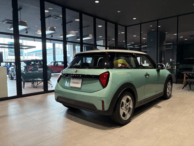 MINI クーパーC クラシック・トリム MINI正規ディーラー認定中古車 2年間走行距離無制限保証 3ドア DCT(4枚目)