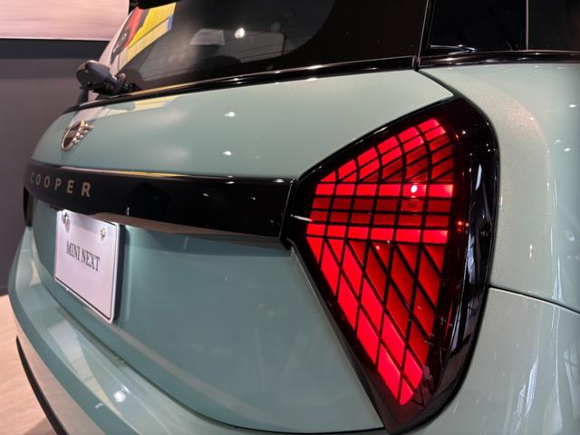 MINI クーパーC クラシック・トリム MINI正規ディーラー認定中古車 2年間走行距離無制限保証 3ドア DCT(12枚目)