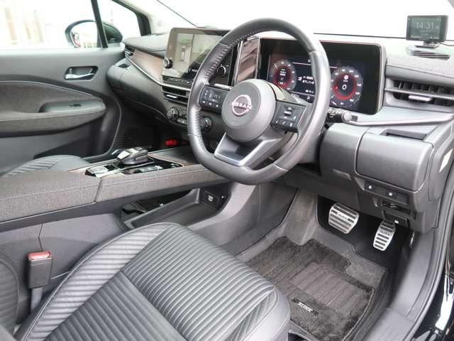 オーラ Ｇ　ＦＯＵＲ　レザーエディション　４ＷＤ　寒冷地仕様　ＡＣＣ　シートヒーター　フルセグ地デジナビ　３６０度カメラ　ＢＯＳＥサウンドスピーカー　エマージェンシーブレーキ　インテリジェントキー　プッシュスタート　アイドリングストップ（3枚目）