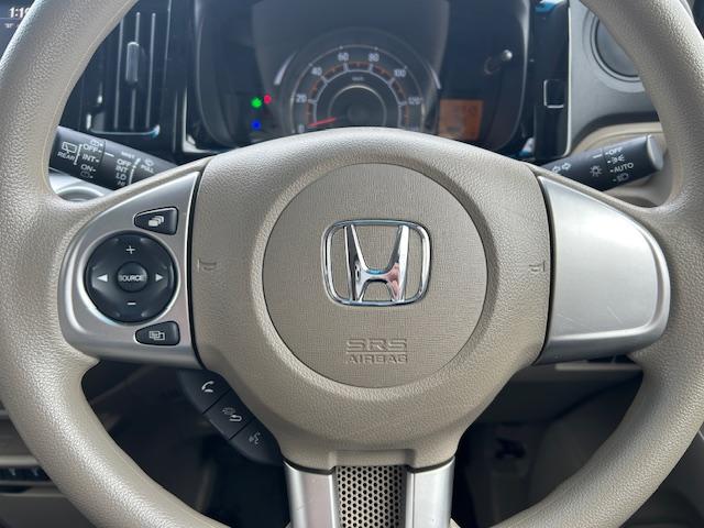 �n���h�������ɂ̓I�[�f�B�I�R���g���[���[�����Ă���܂��B