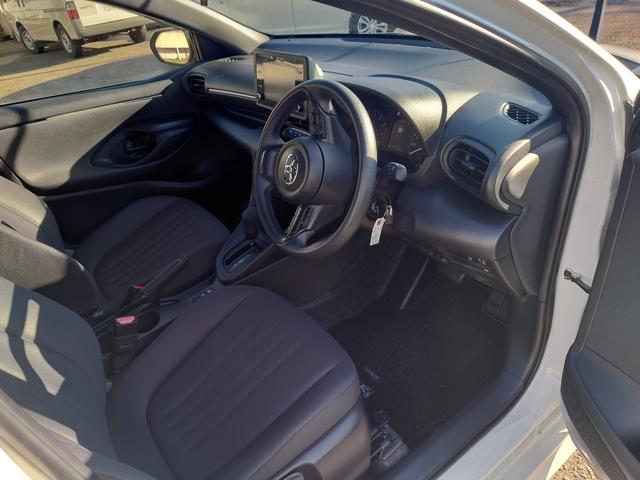 ヤリス Ｘ　走行６０００キロ台★高硬度ガラスコーティング施工済み★パノラマビューモニター★バックカメラ★純正ディスプレイナビ★ビルトインＥＴＣ★オートマチックハイビーム★ステアリングスイッチ★（32枚目）