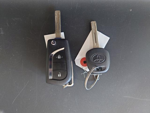 ヤリス Ｘ　走行６０００キロ台★高硬度ガラスコーティング施工済み★パノラマビューモニター★バックカメラ★純正ディスプレイナビ★ビルトインＥＴＣ★オートマチックハイビーム★ステアリングスイッチ★（39枚目）