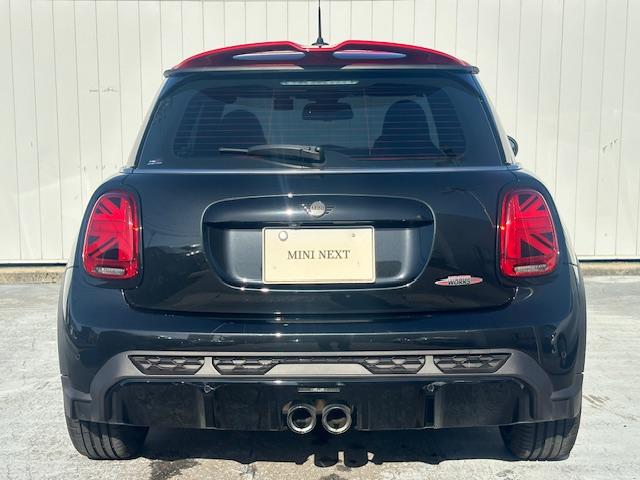 ＭＩＮＩ ジョンクーパーワークス　エッセンシャル・トリム　認定中古車　ミッドナイトブラック　ワンオーナー　純正ナビゲーション　アクティブクルーズコントロール　ブルートゥース接続可　ダイナミカレザーシート　１８インチホイール　バックモニター付（2枚目）