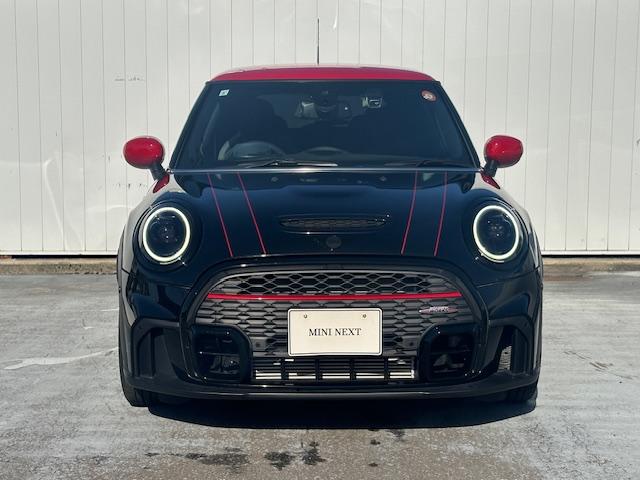 ＭＩＮＩ ジョンクーパーワークス　エッセンシャル・トリム　認定中古車　ミッドナイトブラック　ワンオーナー　純正ナビゲーション　アクティブクルーズコントロール　ブルートゥース接続可　ダイナミカレザーシート　１８インチホイール　バックモニター付（3枚目）