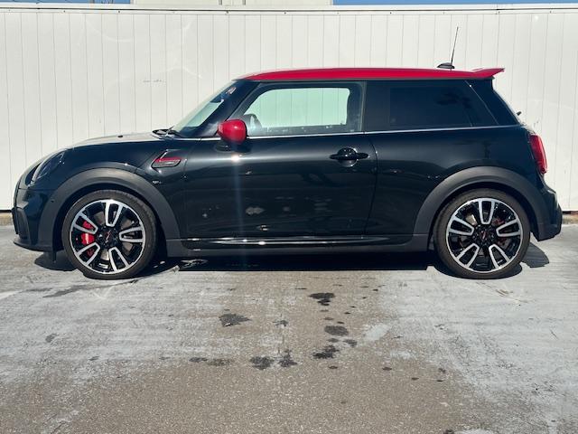 ＭＩＮＩ ジョンクーパーワークス　エッセンシャル・トリム　認定中古車　ミッドナイトブラック　ワンオーナー　純正ナビゲーション　アクティブクルーズコントロール　ブルートゥース接続可　ダイナミカレザーシート　１８インチホイール　バックモニター付（5枚目）