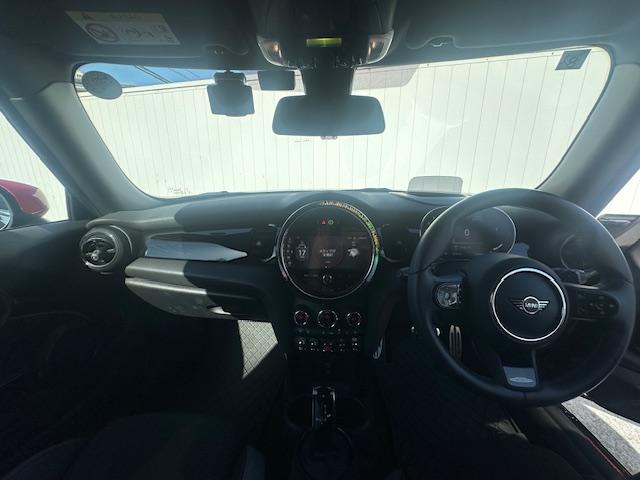 ＭＩＮＩ ジョンクーパーワークス　エッセンシャル・トリム　認定中古車　ミッドナイトブラック　ワンオーナー　純正ナビゲーション　アクティブクルーズコントロール　ブルートゥース接続可　ダイナミカレザーシート　１８インチホイール　バックモニター付（15枚目）