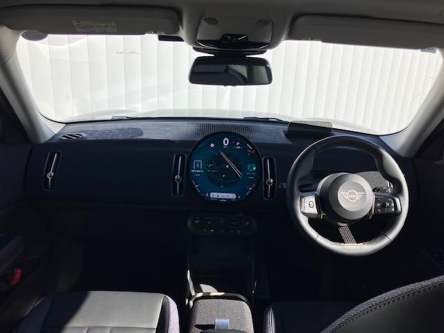 MINI カントリーマンD フェイバリット・トリム 認定中古車 ヘッドアップディスプレイ 純正ナビ 全周囲カメラ 電動トランク アクティブクルーズコントロール ワイヤレスチャージャー LEDヘッドライト ETC車載器(12枚目)