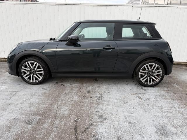 ＭＩＮＩ クーパーＣ　クラシック・トリム　認定中古車　クラシックトリム　丸型ディスプレイ　シートヒーター　ハンドルヒーター　アクティブクルーズコントロール　ＥＴＣ車載器　ＬＥＤヘッドライト　バックカメラ（5枚目）