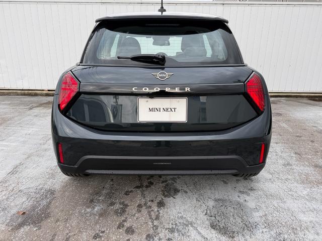 ＭＩＮＩ クーパーＣ　クラシック・トリム　認定中古車　クラシックトリム　丸型ディスプレイ　シートヒーター　ハンドルヒーター　アクティブクルーズコントロール　ＥＴＣ車載器　ＬＥＤヘッドライト　バックカメラ（7枚目）