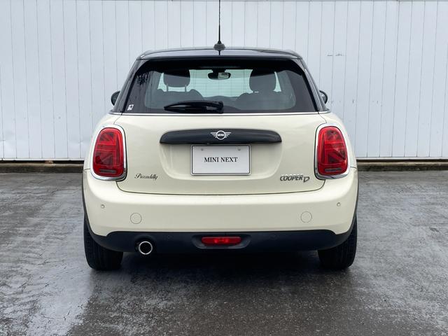 ＭＩＮＩ クーパーＤ　ピカデリーエディション　認定中古車　アンビエントライト　純正ナビ　レザレットシート　シートヒーター　ＬＥＤヘッドライト　バックカメラ　Ａｐｐｌｅ　ｃａｒ　ｐｌａｙ　携帯接続（6枚目）