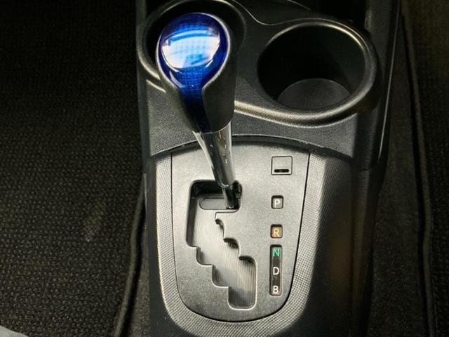 アクア S 純正 SDナビ/EBD付ABS/横滑り防止装置/アイドリングストップ/フルセグTV/エアバッグ 運転席/エアバッグ 助手席/パワーウインドウ/キーレスエントリー/オートエアコン/パワーステアリング(16枚目)