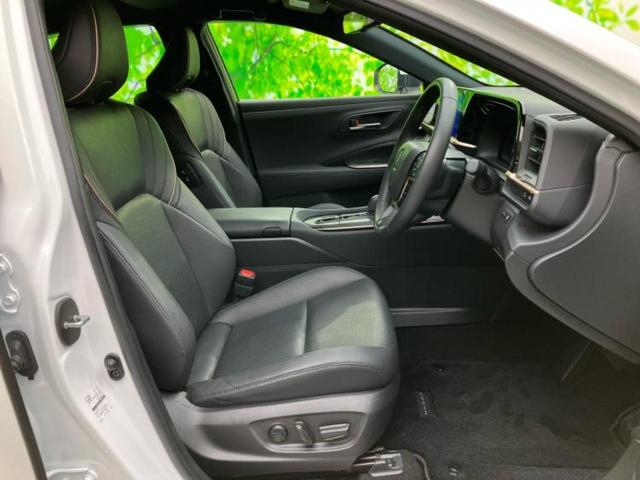 クラウンクロスオーバー ４ＷＤ　Ｇアドバンスドレザーパッケージ　新品タイヤ／保証書／ディスプレイオーディオ＋ナビ９インチ／デジタルインナーミラー／衝突安全装置／シートヒーター／全方位モニター／車線逸脱防止支援システム／シート　合皮／ヘッドランプ　ＬＥＤ　電動シート（4枚目）