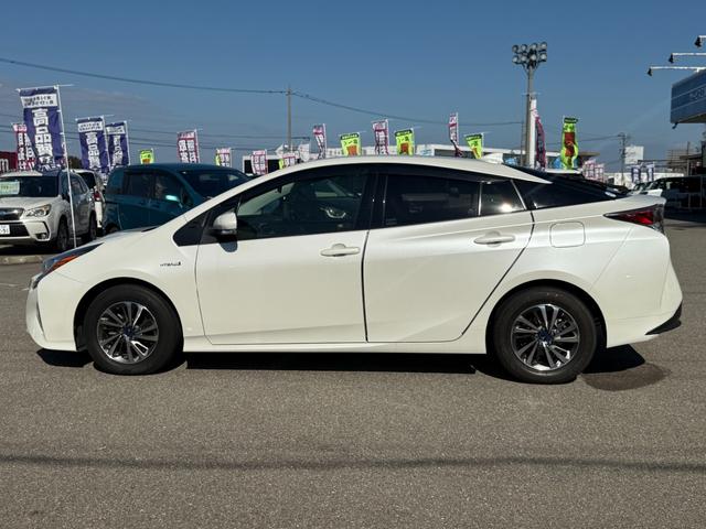 プリウス Sツーリングセレクション【衝突軽減】【禁煙車】【大阪仕入】 【モデリスタ15インチアルミ】【SDナビ/フルセグ/BT接続/バックカメラ】【黒革シート/シートヒーター】【LEDオートライト/オートハイビーム】【クルコン】【ETC】【アイドリングストップ】(11枚目)