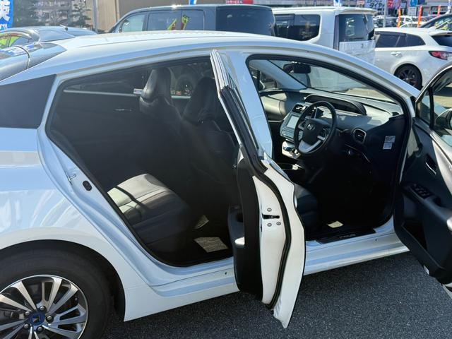 プリウス Sツーリングセレクション【衝突軽減】【禁煙車】【大阪仕入】 【モデリスタ15インチアルミ】【SDナビ/フルセグ/BT接続/バックカメラ】【黒革シート/シートヒーター】【LEDオートライト/オートハイビーム】【クルコン】【ETC】【アイドリングストップ】(16枚目)