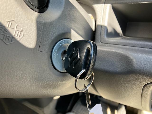 キー抜き忘れ警告ブザーが鳴ります。