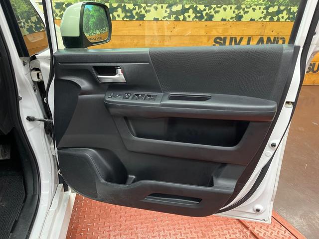 ステップワゴンスパーダ Ｚ　クールスピリット　４ＷＤ　両側電動スライド　９型純正ナビ　バックカメラ　禁煙車　ハーフレザーシート　スマートキー　ＨＩＤヘッド　ＥＴＣ　クルコン　オートライト　オートエアコン　１６インチＡＷ　Ｂｌｕｅｔｏｏｔｈ再生（44枚目）