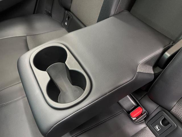 カローラクロス ハイブリッド Z 4WD パノラマルーフ 純正9型ナビ 全周囲カメラ 寒冷地仕様 AC100V電源 トヨタセーフティセンス レーダークルーズ 禁煙車 パワーバックドア ハーフレザーシート 運転席パワーシート ETC(64枚目)