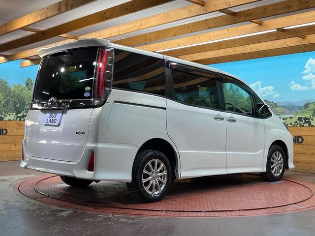ノア Si ダブルバイビー 4WD 純正9型ナビ フリップダウンモニター バックカメラ 両側電動ドア ドライブレコーダー ETC クルーズコントロール LEDヘッド オートライト オートハイビーム 革巻きステアリング(17枚目)