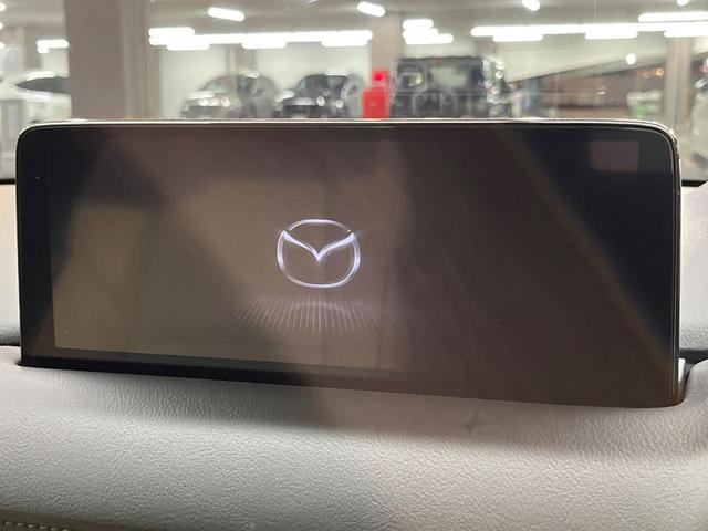 【１０．２５インチマツダコネクト】車内の雰囲気にマッチした大型ディスプレイ。スマホ接続でのナビ使用やＢｌｕｅｔｏｏｔｈ再生等、様々な機能が楽しめます。直感的なダイヤル操作が可能で、使い勝手も良好です。