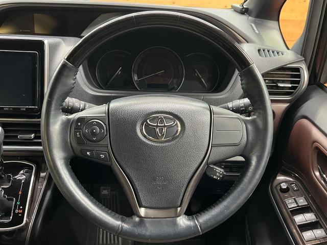 【ウッドコンビステアリング】高級感ある木目調パーツを採用した手に良く馴染むコンビハンドル。運転席廻りの雰囲気も一気に豪華になります！