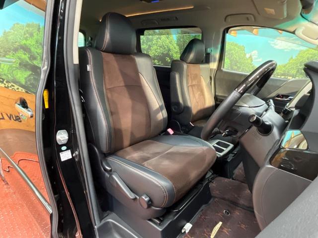 【ハーフレザーシート】高級感と座り心地を両立した人気のシート♪背面・座面のファブリック素材は、通気性の良さや滑りにくさに優れています。気温や服装に左右されず快適にお乗りいただけます。