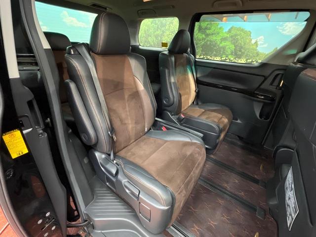 後部座席も気になるようなキズ・汚れやへたり等、大きなダメージはなく、良好な状態です。