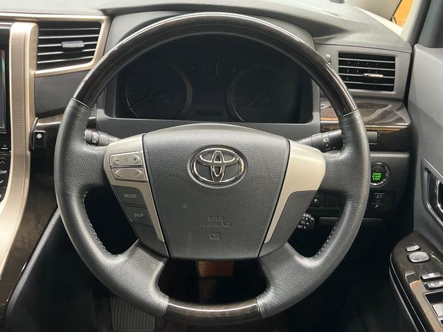 【ウッドコンビステアリング】高級感ある木目調パーツを採用した手に良く馴染むコンビハンドル。運転席廻りの雰囲気も一気に豪華になります！