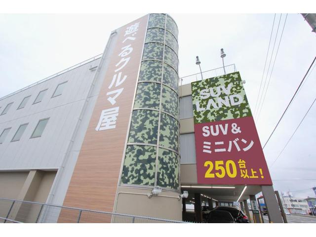 ズラッと並んだ展示車と大きな「ＳＵＶＬＡＮＤ」の看板が目印です！