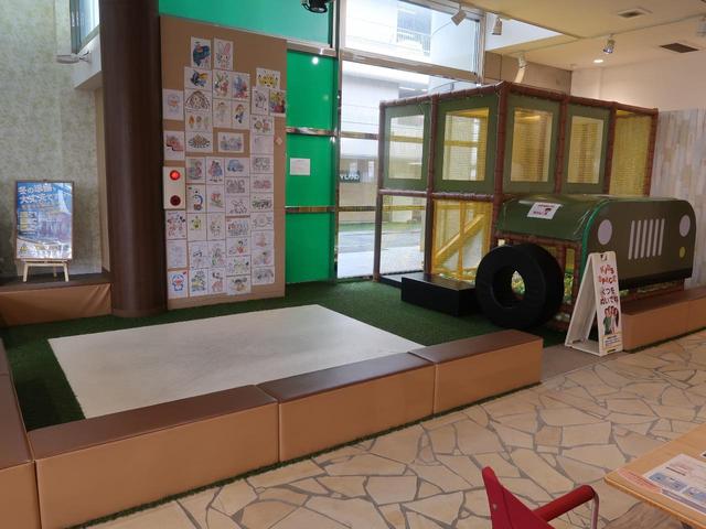 大きなキッズスペースも完備！小さなお子様連れでも、ゆっくりとお車探しをお楽しみいただけます。