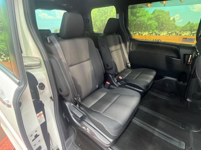 ヴォクシー ＺＳ　煌ＩＩ　４ＷＤ　モデリスタエアロ　両側電動ドア　純正ナビ　バックカメラ　セーフティセンス　ＬＥＤヘッド　ビルトインＥＴＣ　クルコン　純正１６インチアルミ　オートハイビーム　車線逸脱警報　オートライト（9枚目）