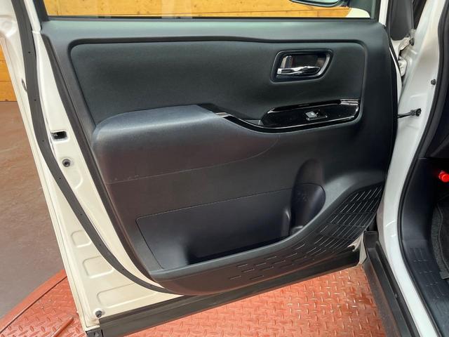 ヴォクシー ＺＳ　煌ＩＩ　４ＷＤ　モデリスタエアロ　両側電動ドア　純正ナビ　バックカメラ　セーフティセンス　ＬＥＤヘッド　ビルトインＥＴＣ　クルコン　純正１６インチアルミ　オートハイビーム　車線逸脱警報　オートライト（50枚目）