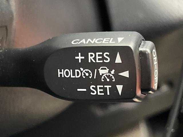 【レーダークルーズコントロール】高速道路での長距離走行が楽に！！自動で速度を保つクルーズコントロールが、衝突軽減システムと連携し、前方の車両を感知して車間を保つように速度調節してくれます！！