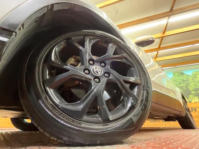 【純正１８インチアルミホイール】外観にマッチした純正アルミホイールを装着しております。各種社外アルミホイールや、スタッドレスタイヤも取扱いしております。是非ご相談ください♪