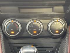 【オートエアコン】一度お好みの温度に設定すれば、車内の温度を検知し風量や温度を自動で調整。暑い…寒い…と何度もスイッチ操作をする必要はありません。快適な車内空間には必須の機能ですね♪ 6