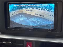 【バックカメラ】駐車時に後方がリアルタイム映像で確認できます。大型商業施設や立体駐車場での駐車時や、夜間のバック時に大活躍！運転スキルに関わらず、今や必須となった装備のひとつです！ 4