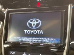 【純正９型ナビ】人気の純正ナビを装備しております。ナビの使いやすさはもちろん、オーディオ機能も充実！キャンプや旅行はもちろん、通勤や買い物など普段のドライブも楽しくなるはず♪ 4