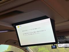 【フリップダウンモニター】大画面モニターで後席でもエンタメをお楽しみいただけます。小さなお子様にも大人気の装備です♪ 4