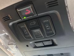【両側パワースライドドア】スマートキーや運転席のスイッチで後席両側スライドドアの開閉が可能♪電動だから力を入れてドアを開ける必要が無く、小さなお子様でも簡単に開け閉めでき快適です♪ 5