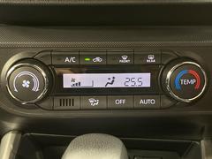 【オートエアコン】一度お好みの温度に設定すれば、車内の温度を検知し風量や温度を自動で調整。暑い…寒い…と何度もスイッチ操作をする必要はありません。快適な車内空間には必須の機能ですね♪ 7
