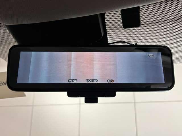 【インテリジェントルームミラー】後席の乗員やヘッドレスト、荷室の積載物などが写り込んで見にくくなりがちな後方視界をカメラの感度をアップさせ、いつでもクリアな後方視界が得られます☆