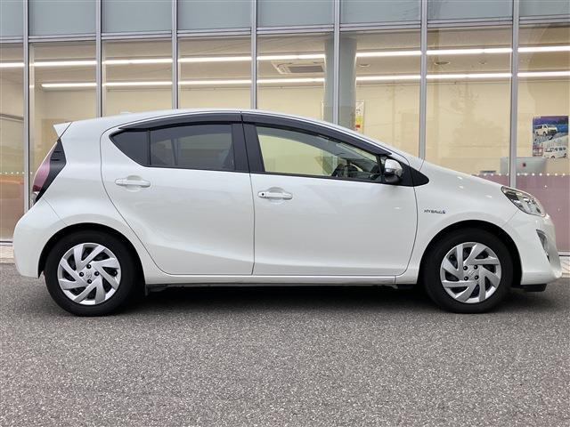 アクア Ｓ　ハイブリッド　純正ホイール　スマートキー　ＥＴＣ　ナビ　フルセグＴＶ　バックカメラ　シートヒーター（8枚目）