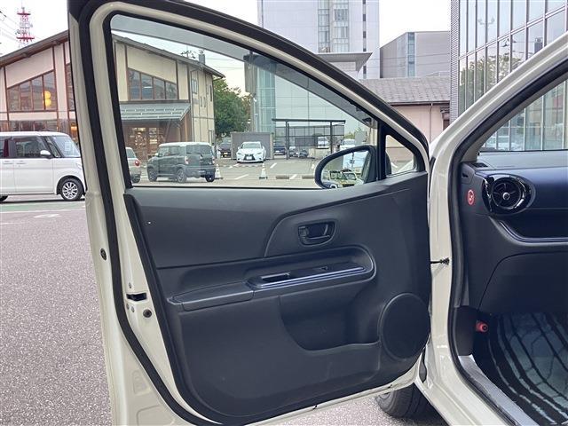 アクア Ｓ　ハイブリッド　純正ホイール　スマートキー　ＥＴＣ　ナビ　フルセグＴＶ　バックカメラ　シートヒーター（13枚目）