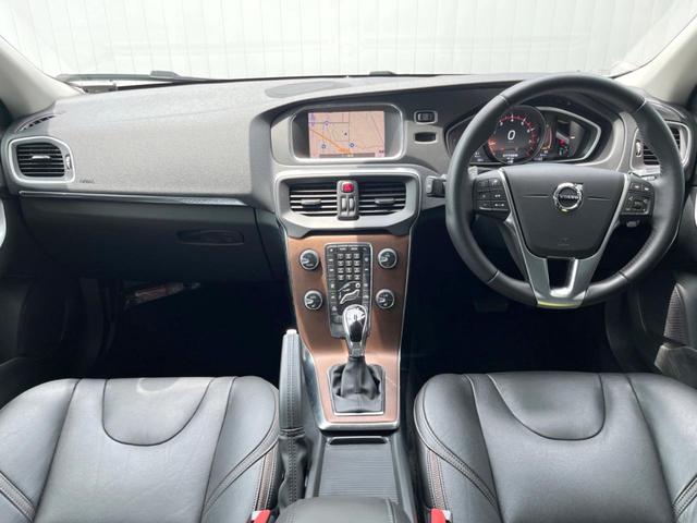 Ｖ４０ クロスカントリー　Ｔ５　ＡＷＤクラシックエディション　黒革シート　ガラスルーフ　インテリセーフ　ｈａｒｍａｎ／ｋａｒｄｏｎ　純正ナビ　バックカメラ　シートヒーター　フルセグＴＶ　Ｂｌｕｅｔｏｏｔｈ　メモリーシート　パドルシフト（2枚目）