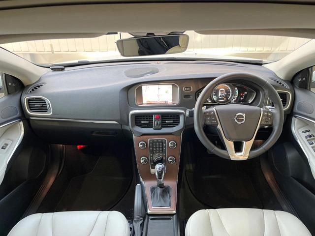 Ｖ４０ Ｔ３　クラシックエディション　認定中古車　ガラスルーフ　最終モデル　白革シート　インテリセーフ　衝突被害軽減ブレーキ　シートヒーター　パワーシート　ＬＥＤヘッドライト　バックカメラ　純正ナビ　レーダークルーズ　Ｂｌｕｅｔｏｏｔｈ（2枚目）